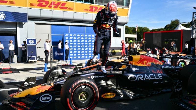 El piloto holandés de Red Bull Racing, Max Verstappen, celebra su pole position tras la sesión de clasificación previa al Gran Premio de Italia de Fórmula 1.