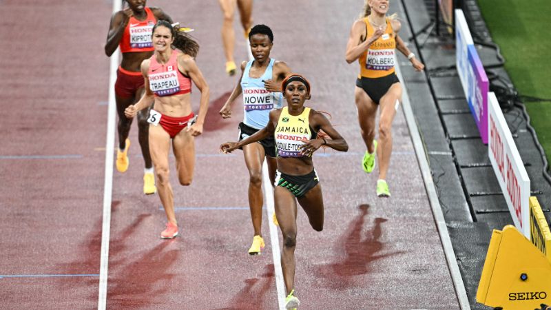 Vivian Chebet Kiprotich de Kenia, la canadiense Maeliss Trapeau, Oratile Nowe de Botswana, Natoya Goule-Toppin de Jamaica y Majtie Kolberg de Alemania corren hacia la línea de meta en las series de 800 metros femenino.