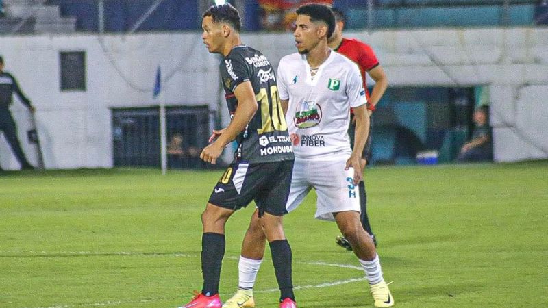 El platensista Rubén García marca a presión al marathonista, Damín Ramírez.