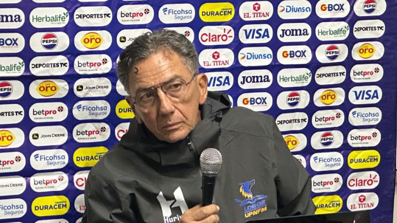 El técnico de Lobos UPNFM, Salomón Nazar, se siente afectado por las decisiones arbitrales.
