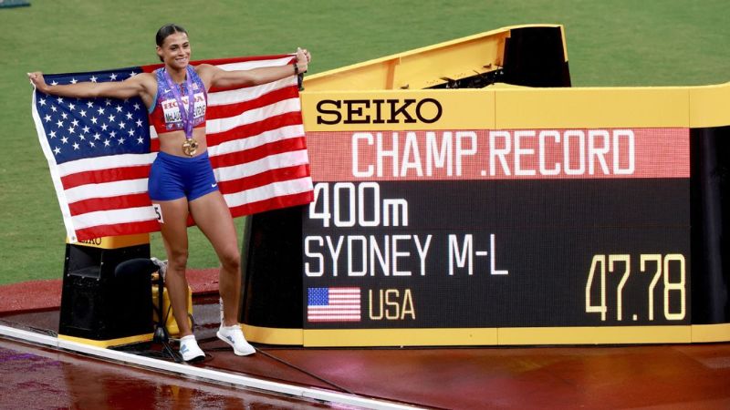 La atleta estadounidense posando junto a su récord.