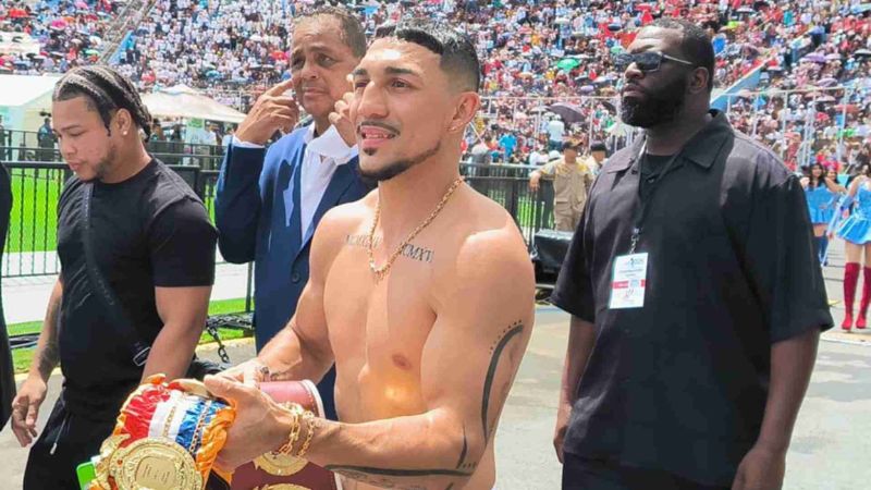 El boxeador hondu-estadounidense, Teófimo López, se suma a la celebración de las fiestas patrias.