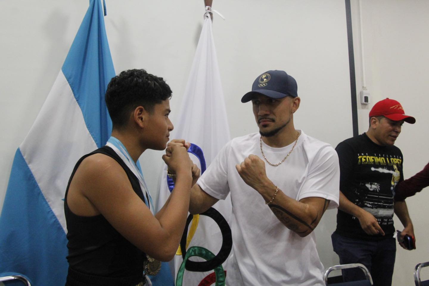 El boxeador hondu-estadounidense, Teófimo López, dice que quiere ayudarles a los atletas hondureños.