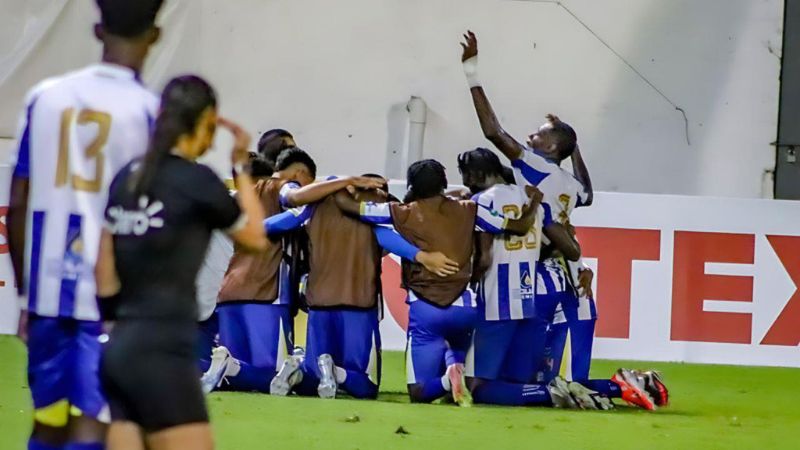Los jugadores del Victoria celebran su primer triunfo en el torneo de Apertura.