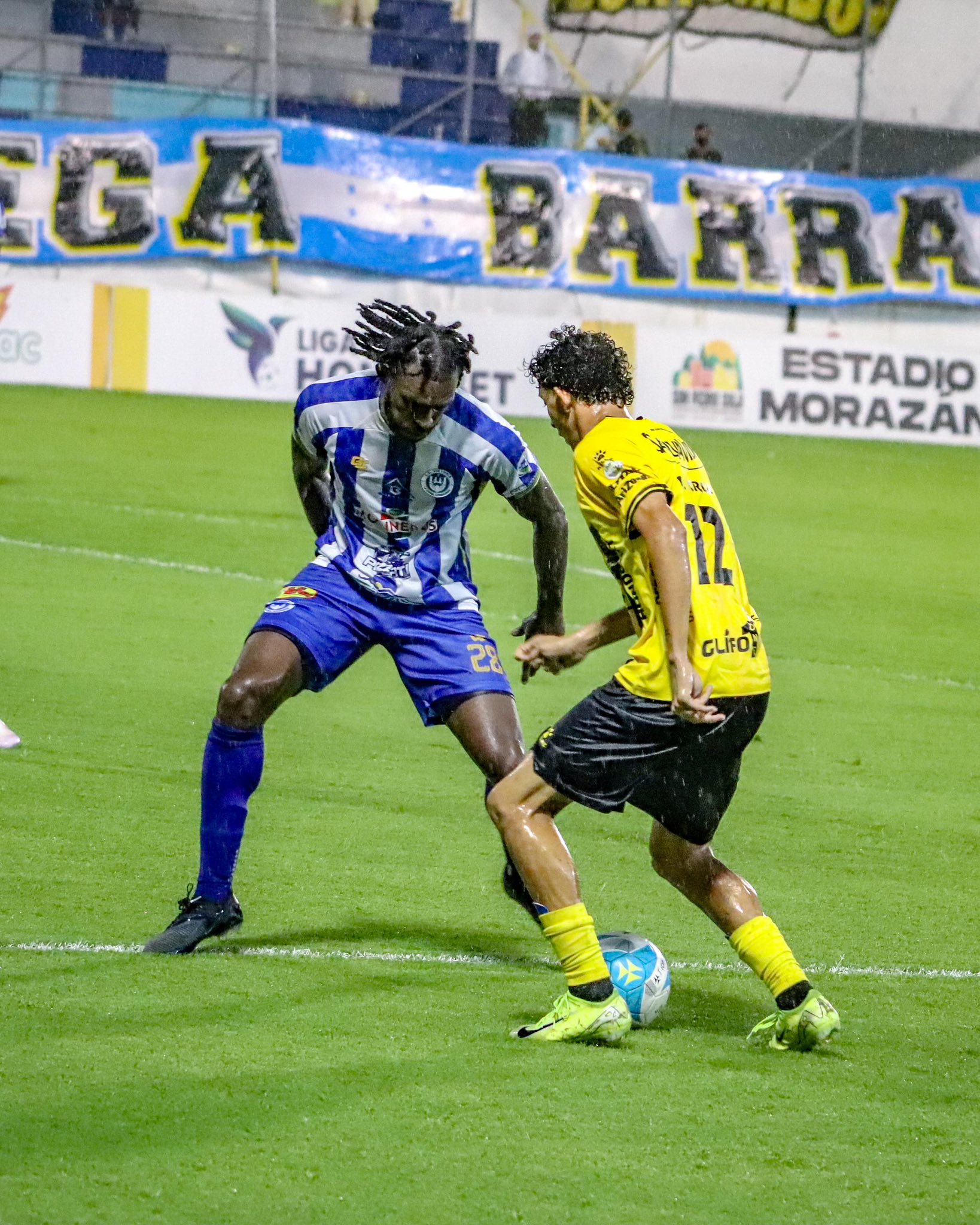 El españolista Nixon Cruz enfrenta al defensa del Victoria, Ángel Barrios.
