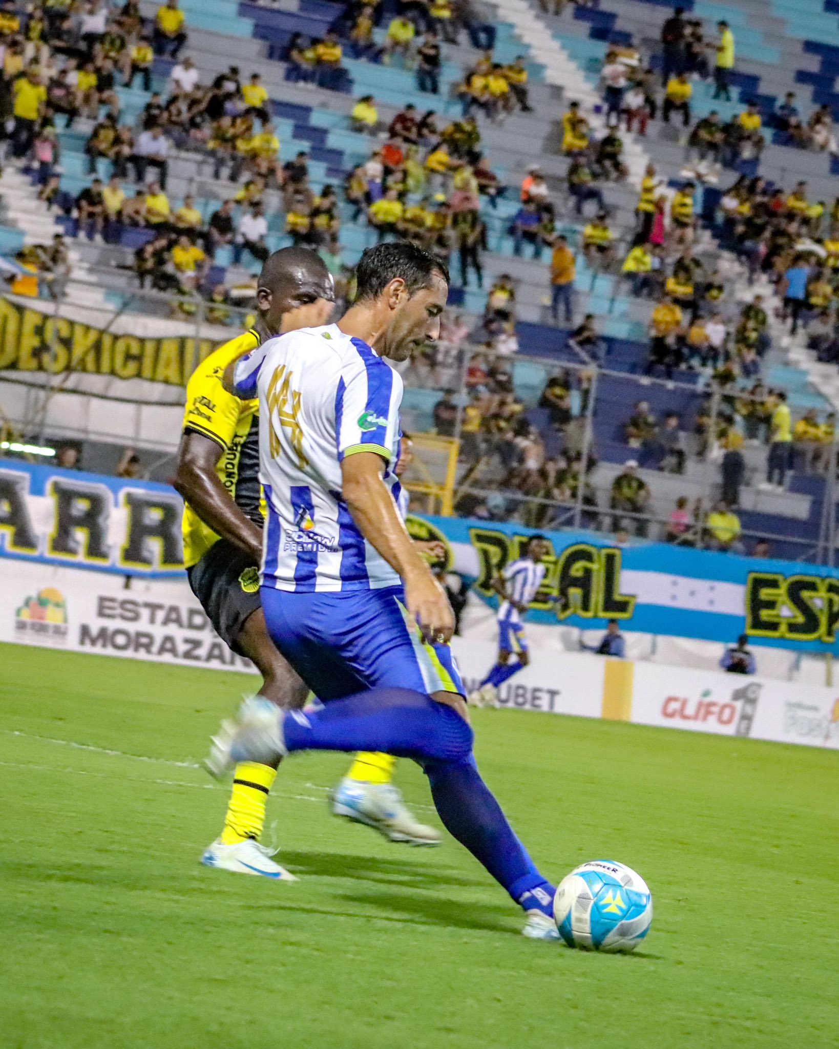 El defensa del Victoria, Fabricio Silva, aleja el balón en una de las llegadas de los españolistas.