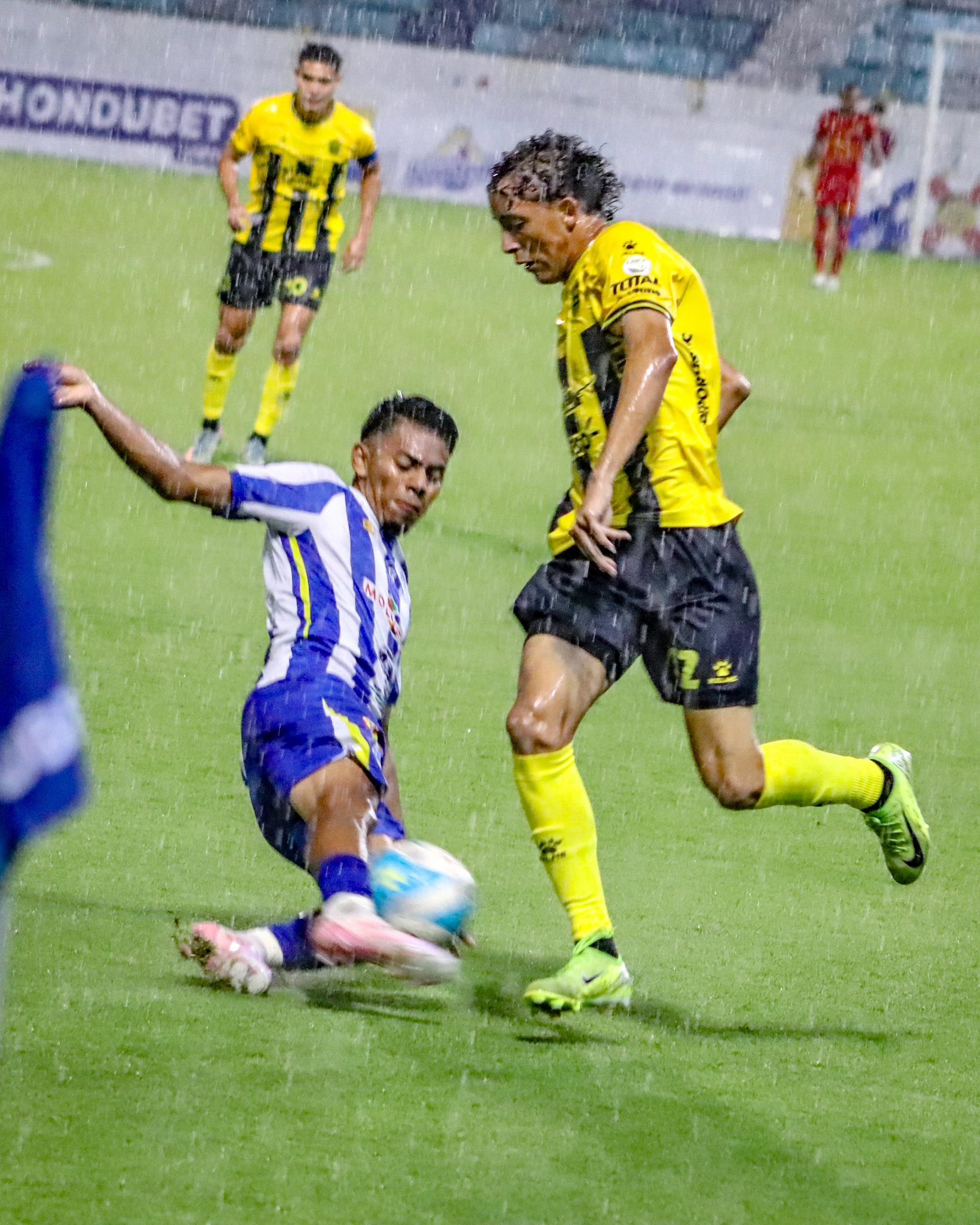Real España y Victoria se enfrentan en el estadio Morazán.