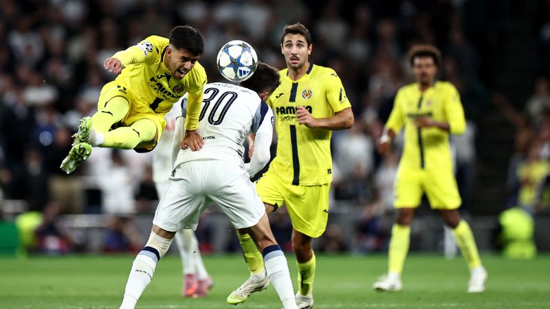 El centrocampista uruguayo del Tottenham Hotspur, Rodrigo Bentancur, choca con el delantero español del Villarreal, Ayoze Pérez Gutiérrez.