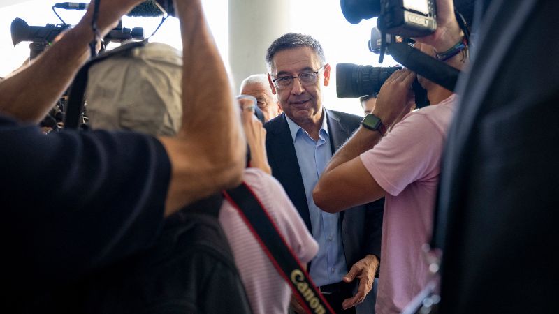 El expresidente del FC Barcelona, ​​Josep Maria Bartomeu, sale del juzgado de la Ciudad de la Justicia.