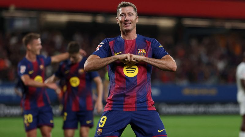 El delantero polaco del Barcelona, ​​Robert Lewandowski, celebra el sexto gol de su equipo frente al Valencia CF.